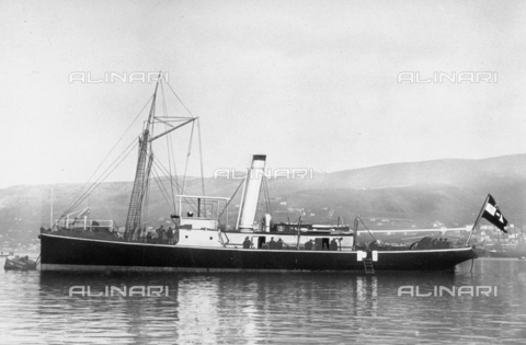 DPD-F-000133-0000 - Veduta della nave 'Gigant'; a poppa della nave una grande bandiera - Data dello scatto: 1910-1918 ca. - Archivi Alinari, Firenze