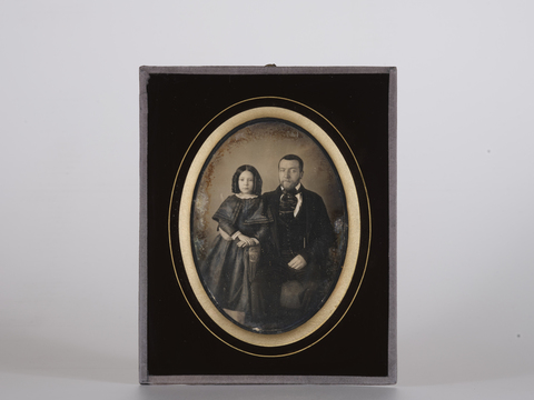 DVQ-F-000208-0000 - Ritratto di padre con figlia - Data dello scatto: post 1851 - Archivi Alinari, Firenze