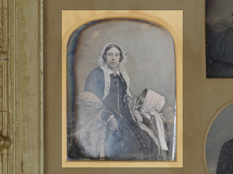 DVQ-F-000466-0000 - Ritratto femminile accanto a un tavolino con sopra una cuffia - Data dello scatto: 1850 ca. - Archivi Alinari, Firenze