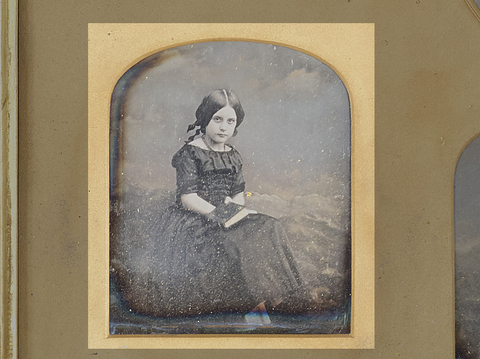 DVQ-F-000470-0000 - Ritratto di ragazza con libro in mano - Data dello scatto: 1850 ca. - Archivi Alinari, Firenze