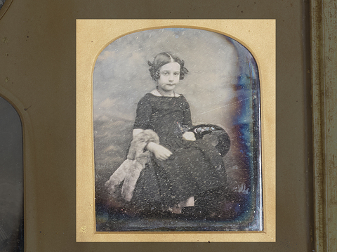 DVQ-F-000472-0000 - Ritratto di bambina seduta con collo di pelliccia intorno al polso - Data dello scatto: 1850 ca. - Archivi Alinari, Firenze