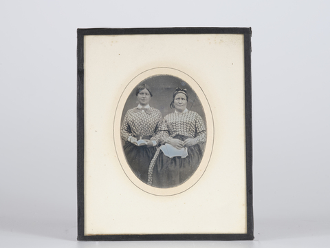 DVQ-F-001927-0000 - Portrait of two women - Alinari Archives, Florence