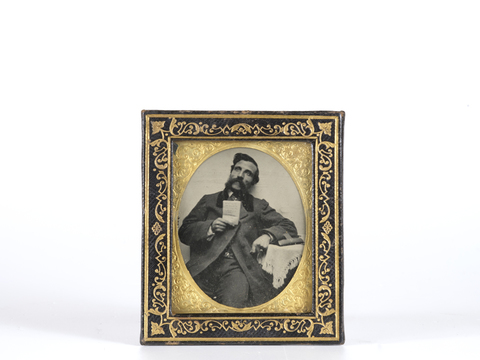 DVQ-F-001935-0000 - Male portrait holding a letter - Alinari Archives, Florence