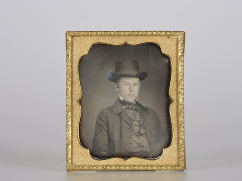 DVQ-F-001976-0000 - Male portrait with hat - Date of photography: 1845 ca. - Alinari Archives, Florence