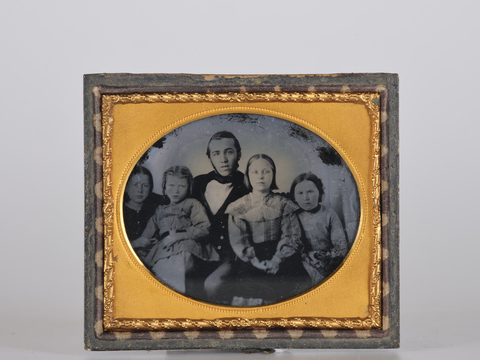DVQ-F-001978-0000 - Family portrait (father with four daughters) - Date of photography: 1855 ca. - Alinari Archives, Florence