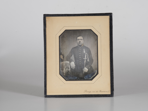 DVQ-F-002450-0000 - Ritratto maschile in uniforme con spadino e decorazione sulla giacca - Data dello scatto: 1845-52 ca. - Archivi Alinari, Firenze