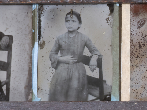 DVQ-S-001835-0011 - Ritratto di bambina in piedi - Data dello scatto: 1860 ca. - Archivi Alinari, Firenze