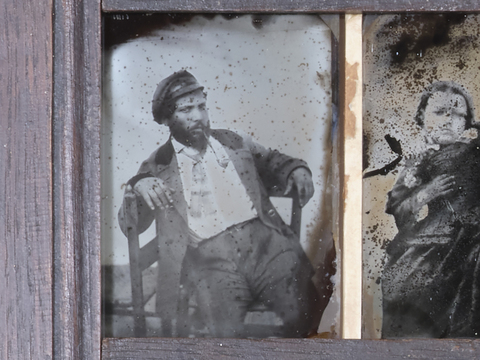 DVQ-S-001835-0023 - Ritratto maschile seduto con berretto in testa - Data dello scatto: 1860 ca. - Archivi Alinari, Firenze