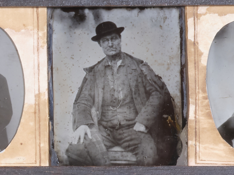 DVQ-S-001835-0030 - Ritratto maschile seduto con cappello - Data dello scatto: 1860 ca. - Archivi Alinari, Firenze