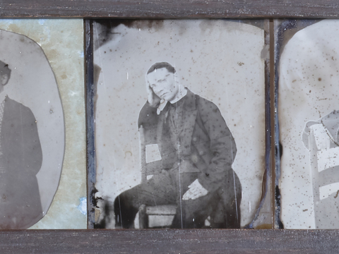 DVQ-S-001835-0039 - Ritratto maschile seduto con la testa sostenuta da una mano - Data dello scatto: 1860 ca. - Archivi Alinari, Firenze