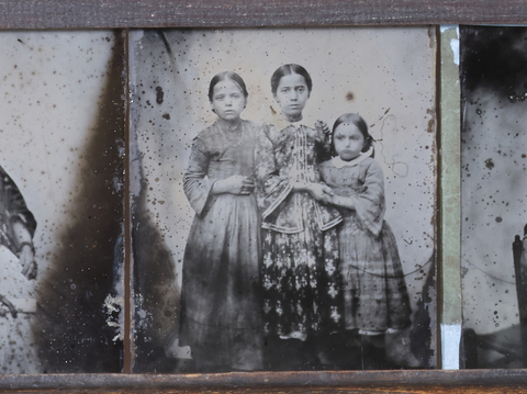 DVQ-S-001835-0051 - Ritratto di tre sorelle bambine in piedi - Data dello scatto: 1860 ca. - Archivi Alinari, Firenze