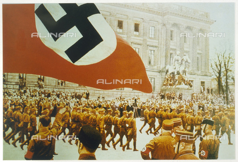 EVA-S-001006-1781 - Hitler saluta durante una parata del S.A. a Brunswick in Germania, 1931. - Data dello scatto: 1931 - WEIMAR ARCHIVIO / © Mary Evans / Archivi Alinari
