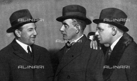 EVA-S-001017-3142 - Il compositore Giacomo Puccini (1858-1924) fotografato insieme agli amici Renato Simoni e Giuseppe Adami - © Mary Evans / Archivi Alinari