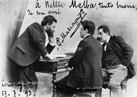 EVA-S-001017-3144 - Il compositore Giacomo Puccini (1858-1924) fotografato con Fraschetti e Mascagni nel 1893 - © Mary Evans / Archivi Alinari