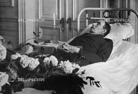 EVA-S-001017-3145 - Il compositore Giacomo Puccini (1858-1924) fotografato sul letto di morte, da "L'Illustrazione Italiana" del 1924 - © Mary Evans / Archivi Alinari