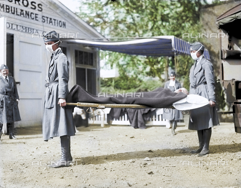 EVA-S-001227-9174 - Influenza Spagnola: due infermiere della Croce Rossa trasportano un malato - Data dello scatto: 1918 - Media Drum Images / © Mary Evans / Archivi Alinari