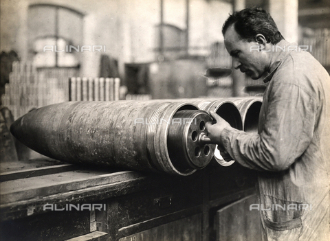 FBC-F-002499-0000 - Operaio al lavoro all'interno de la "Fabbrica Italiana Proiettili", 1920 - Data dello scatto: 1920 - Archivi Alinari, Firenze