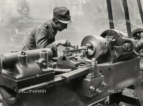 FBC-F-002500-0000 - Operai al lavoro all'interno de la "Fabbrica Italiana Proiettili", 1920 - Data dello scatto: 1920 - Archivi Alinari, Firenze