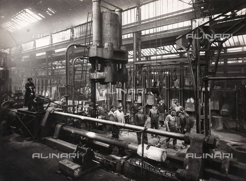 FBC-F-002541-0000 - Operai e macchinari all'interno della Fabbrica Italiana Proiettili di Torino - Data dello scatto: 1920 - Archivi Alinari, Firenze