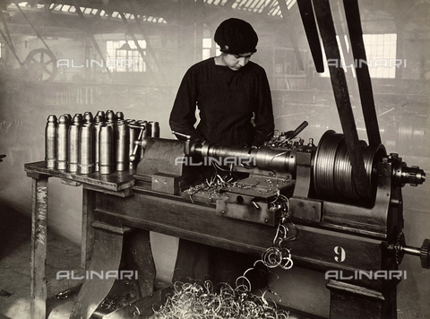 FBC-F-002545-0000 - Operaia al lavoro all'interno de la "Fabbrica Italiana Proiettili", 1920 - Data dello scatto: 1920 - Archivi Alinari, Firenze