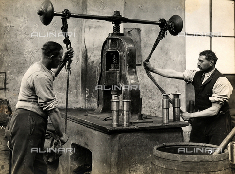 FBC-F-002551-0000 - Operai al lavoro all'interno de la "Fabbrica Italiana Proiettili", 1920 - Data dello scatto: 1920 - Archivi Alinari, Firenze