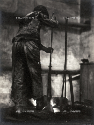 FBC-F-002553-0000 - Operai al lavoro all'interno de la "Fabbrica Italiana Proiettili", 1920 - Data dello scatto: 1920 - Archivi Alinari, Firenze