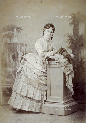 FBQ-A-006270-0042 - Ritratto a figura intera della principessa Pallavicini. L'effigiata indossa un elegante abito da giorno - Data dello scatto: 1870 -1875 - Archivi Alinari, Firenze