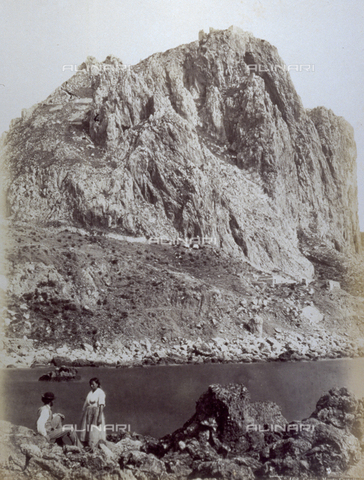 FBQ-F-000521-0000 - Veduta del Monte Castellone a Capri. In primo piano, sugli scogli, un uomo e una donna in abiti popolari - Data dello scatto: 1860 -1870 - Archivi Alinari, Firenze