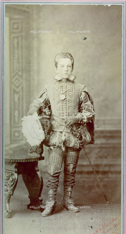 FBQ-F-001120-0000 - Ritratto, a figura intera, dell'adolescente Vittorio Emanuele III di Savoia. L'effigiato veste un suntuoso costume cinquecentesco completo di spada e cappello piumato - Data dello scatto: 1883 - Archivi Alinari, Firenze