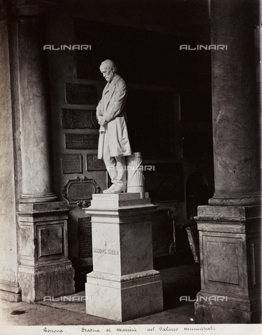 FBQ-F-001144-0000 - Veduta del monumento a Giuseppe Mazzini, nell'atrio del Palazzo Municipale a Genova - Data dello scatto: 1880- 1890 - Archivi Alinari, Firenze