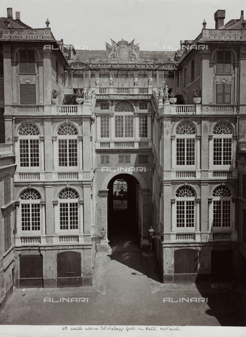 FBQ-F-001171-0000 - Scorcio del cortile interno di Palazzo Reale a Genova - Data dello scatto: 1880 -1890 ca. - Archivi Alinari, Firenze