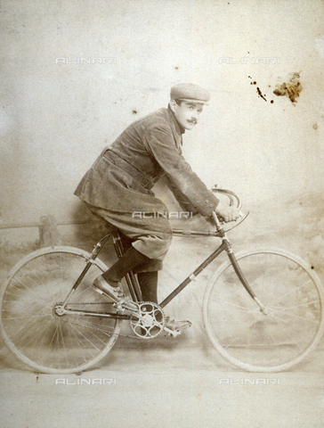 FBQ-F-001299-0000 - Full-length portrait of a young man on a bicycle - Date of photography: 1915 -1918 - Alinari Archives, Florence