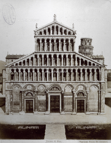 FBQ-F-002516-0000 - Veduta della facciata del Duomo di Pisa. Sullo sfondo si scorge la sommità della Torre Pendente - Data dello scatto: 1860 - 1870 - Archivi Alinari, Firenze