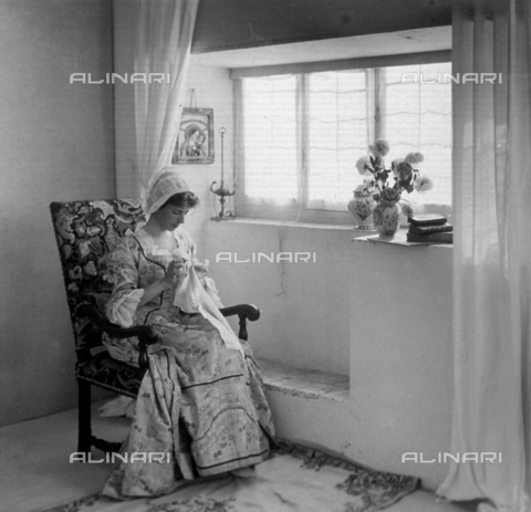 FBQ-F-004279-0000 - Woman embroidering - Date of photography: 1903 - Alinari Archives, Florence