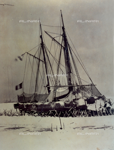 FBQ-S-001276-0015 - Primo piano della nave da guerra 'Meurtrière', parzialmente coperta di neve e imprigionata tra i ghiacci, in Crimea - Data dello scatto: 1855 - 1856 - Archivi Alinari, Firenze
