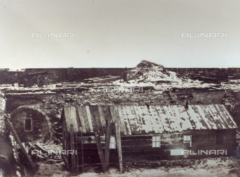 FBQ-S-001276-0024 - Veduta dell'ospedale da campo del Forte di Kinburn, in Crimea, durante la guerra - Data dello scatto: 1855 - 1856 - Archivi Alinari, Firenze
