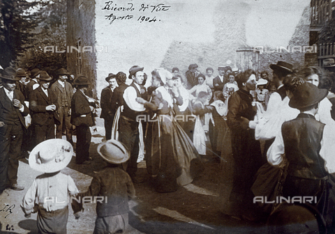 FBQ-S-002115-0002 - "Memory of Viù" public dance for the annual festival - Date of photography: 1904 - Alinari Archives, Florence