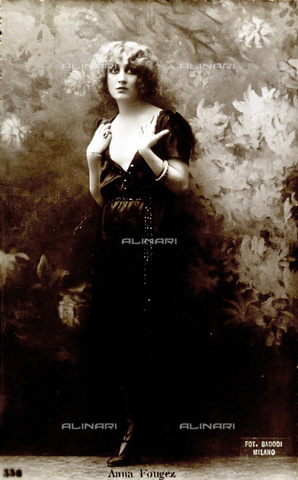 FBQ-S-003417-0001 - Ritratto a figura intera dell'attrice Anna Fougez - Data dello scatto: 1920 -1930 - Archivi Alinari, Firenze