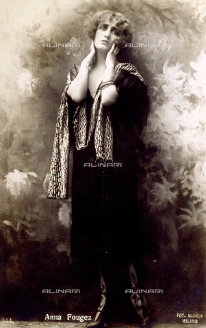 FBQ-S-003417-0002 - Ritratto, a figura intera, dell'attrice Anna Fougez. L'effigiata posa per il fotografo - Data dello scatto: 1920 - 1930 - Archivi Alinari, Firenze