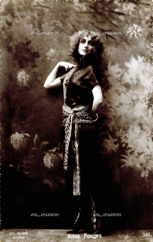 FBQ-S-003417-0003 - Ritratto a figura intera dell'attrice Anna Fougez. L'effigiata posa per il fotografo - Data dello scatto: 1920 -1930 - Archivi Alinari, Firenze