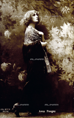 FBQ-S-003417-0004 - Ritratto a figura intera dell'attrice Anna Fougez. L'effigiata posa per il fotografo - Data dello scatto: 1920 - 1930 - Archivi Alinari, Firenze