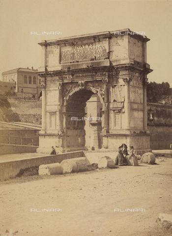 FCC-F-009922-0000 - L'arco di Tito, nel Foro romano. Tre donne posano vicino al monumento - Data dello scatto: 1861 - Archivi Alinari, Firenze
