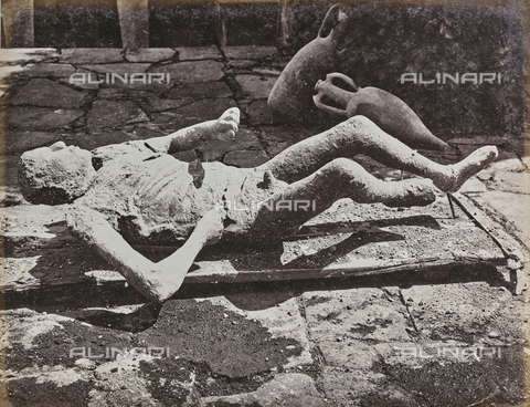 FCC-F-011026-0000 - Calco di una vittima dell'eruzione del Vesuvio nel 79 dC rinvenuto negli scavi di Pompei - Data dello scatto: 1870-1880 - Archivi Alinari, Firenze