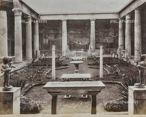 FCC-F-011027-0000 - Peristilio della Casa dei Vettii a Pompei - Data dello scatto: 1870-1880 - Archivi Alinari, Firenze