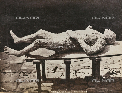 FCC-F-011032-0000 - Calco di una vittima dell'eruzione del Vesuvio nel 79 dC rinvenuto negli scavi di Pompei nel 1871 - Data dello scatto: 1876 ca. - Archivi Alinari, Firenze