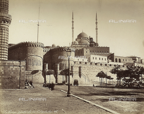 FCC-F-014286-0000 - La porta Bab el-Azab della Cittadella, con la Moschea di Muhammad Ali nello sfondo, Il Cairo, Egitto - Data dello scatto: 1870 ca. - Archivi Alinari, Firenze