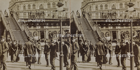 FCC-F-025140-0000 - Folla nei pressi della rampa di accesso alla ferrovia sopraelevata di Manhattan. Immagine stereoscopica - Data dello scatto: 1900-1905 - Archivi Alinari, Firenze