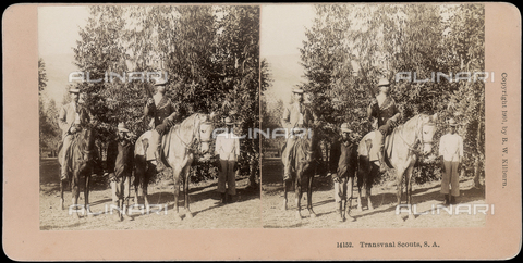 FCC-F-025724-0000 - Due uomini a cavallo con servitori di colore al seguito (Transvaal Scouts) - Data dello scatto: 1901 - Archivi Alinari, Firenze