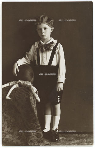 FCC-F-026200-0000 - Ritratto di bambino con la palla - Data dello scatto: 01/1927 - Archivi Alinari, Firenze