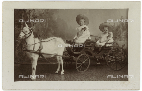 FCC-F-026201-0000 - Bambine su una piccola carrozza trainata da un asino - Data dello scatto: 1900-1910 - Archivi Alinari, Firenze